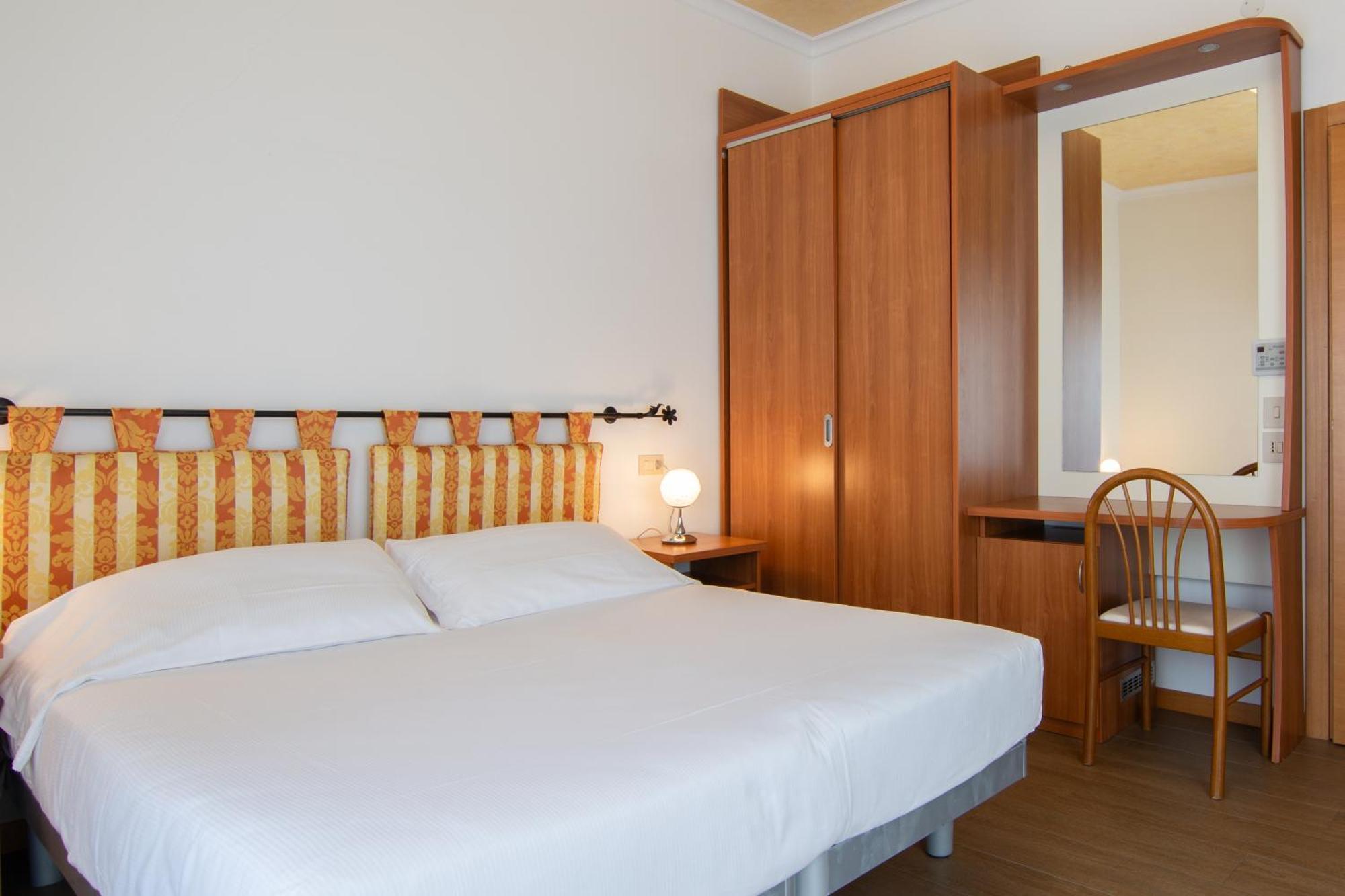 Hotel Montecarlo 3 Stelle Superior Caorle Exterior foto